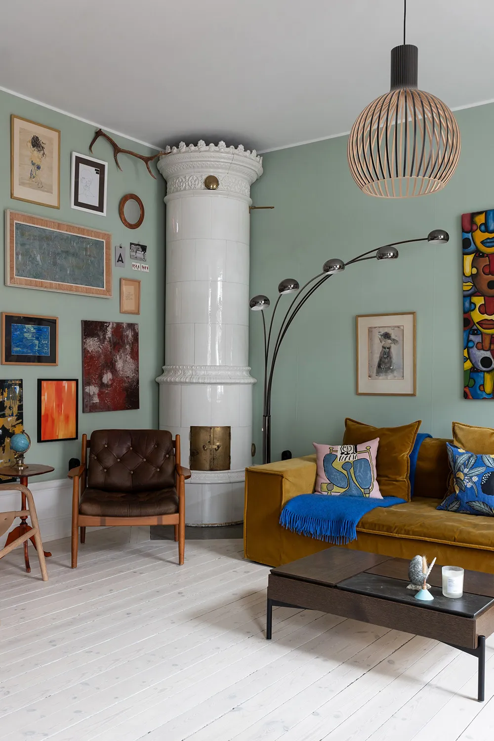 Голубые стены и современное искусство: красочная квартира в Стокгольме (54 кв. м) - Gallery image 1