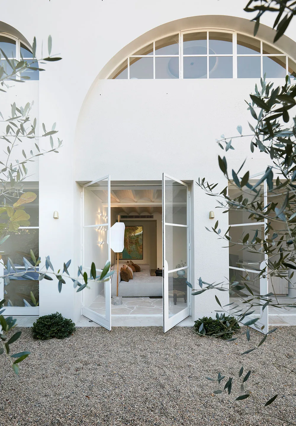 Spokojny nowoczesny интерьер w Sydney z arkami i kolumnami - Gallery image 1