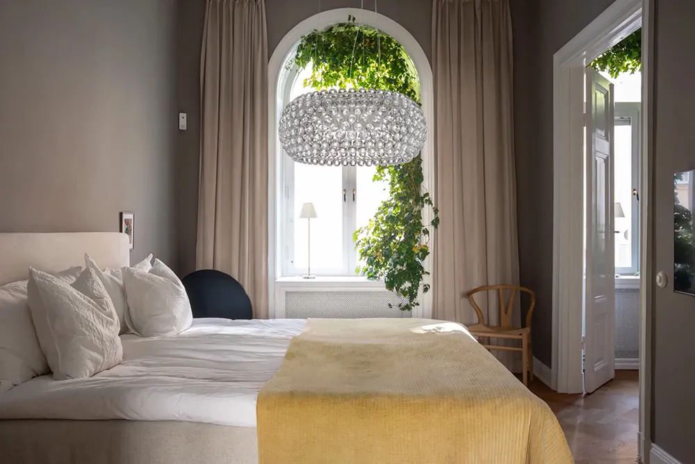 Ventanas arqueadas con plantas trepadoras: un interior inusual en Estocolmo - Gallery image 14