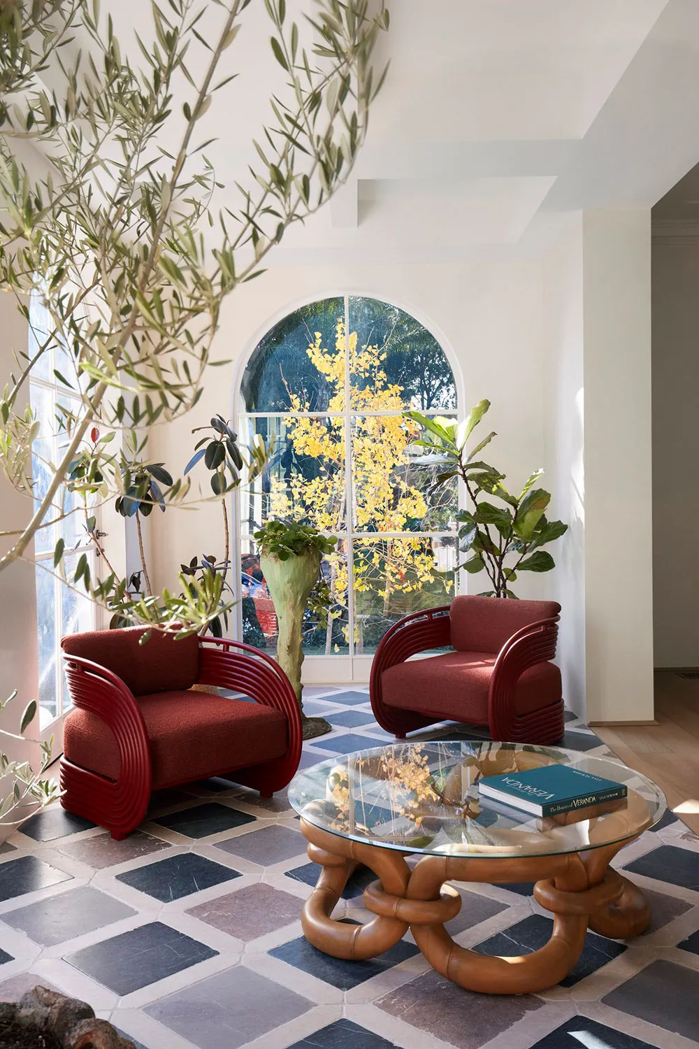 Spokojny nowoczesny интерьер w Sydney z arkami i kolumnami - Gallery image 5