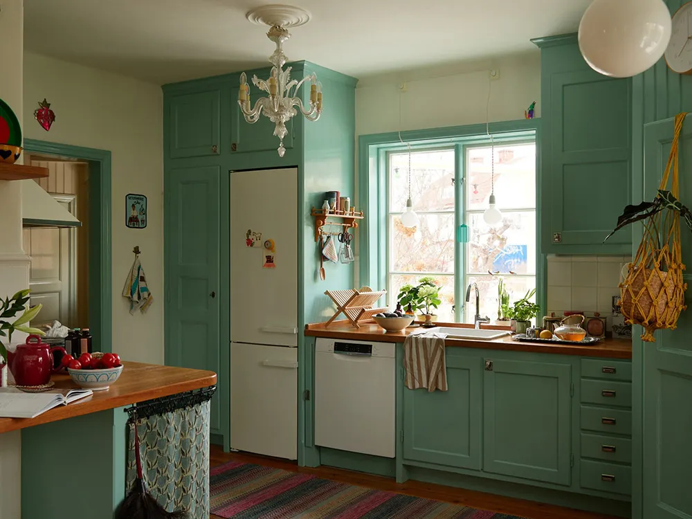 Hermosas paredes florales y estampados vibrantes: una encantadora casa de campo sueca - Gallery image 8