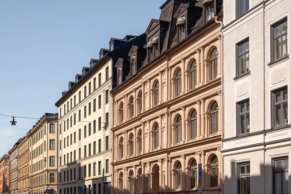 Ventanas arqueadas con plantas trepadoras: un interior inusual en Estocolmo - Gallery image 29