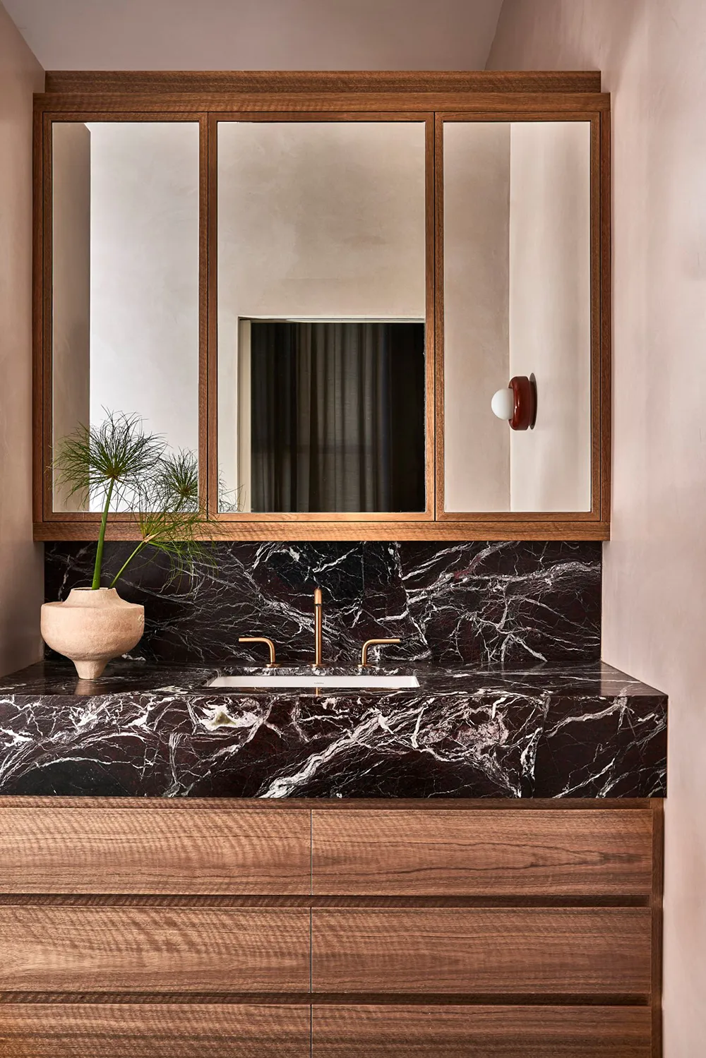 Abstract painting and monochromatic palette in the design of one of the first lofts in Sydney - 13