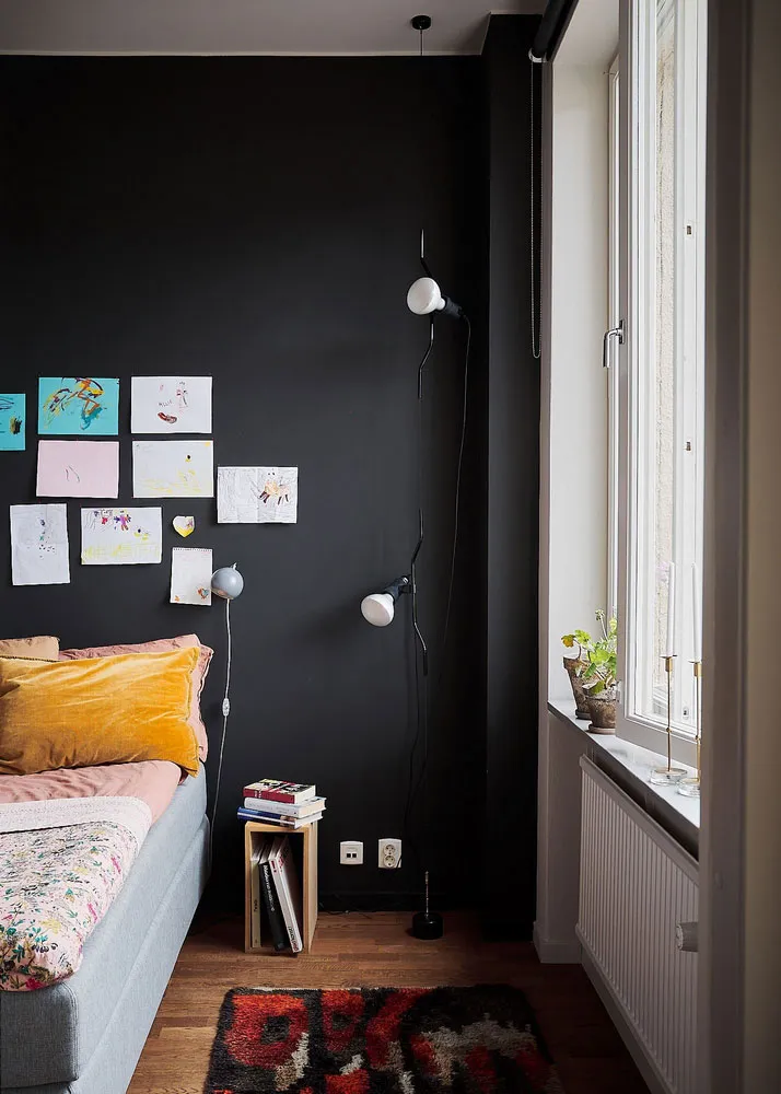 Живые растения, штукатурка на стенах и черная спальня: живой лофт в Стокгольме - Gallery image 14