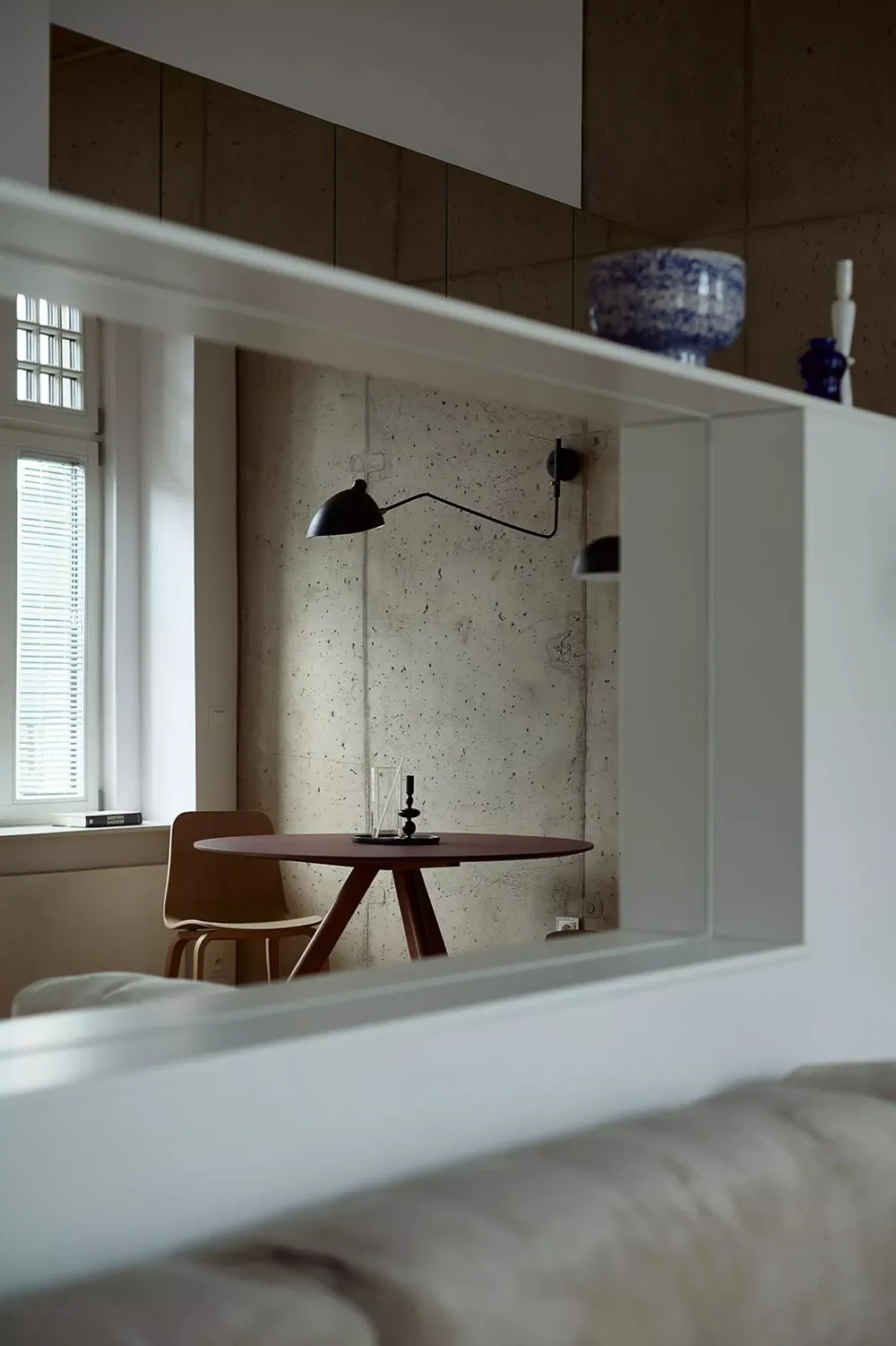 Béton et minimalisme élégant : petit loft à Wrocława (50 m²) - Gallery image 9