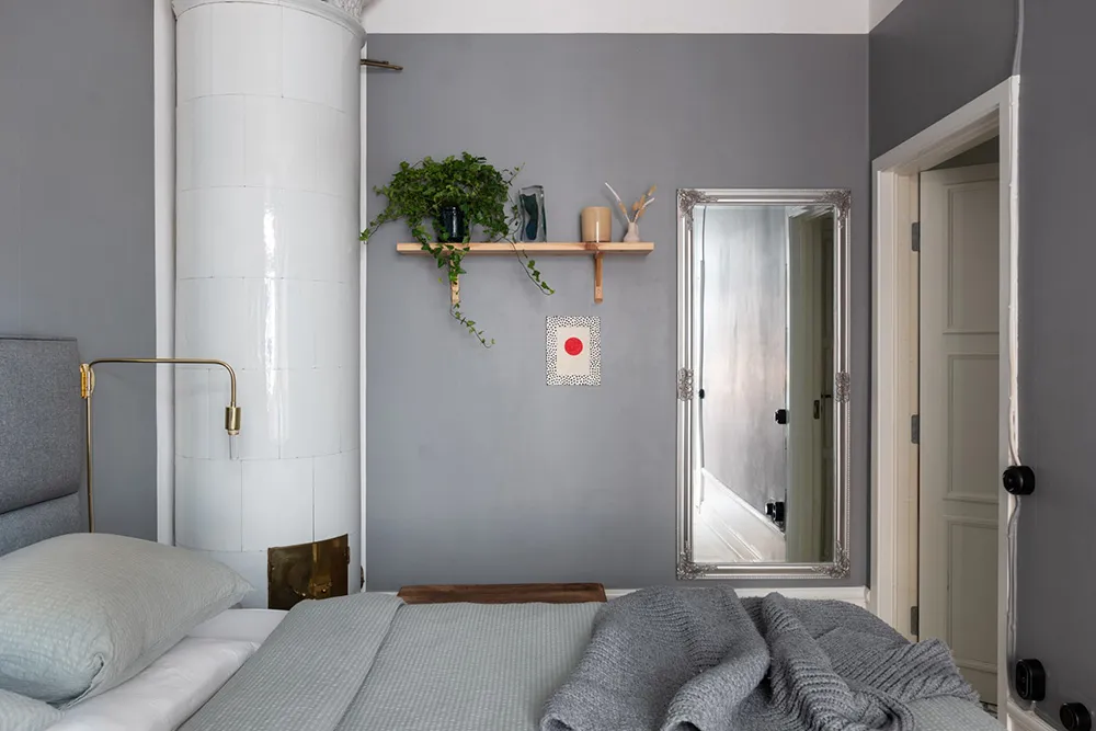 Голубые стены и современное искусство: красочная квартира в Стокгольме (54 кв. м) - Gallery image 27