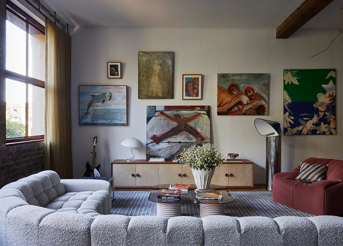 Abstract painting and monochromatic palette in the design of one of the first lofts in Sydney