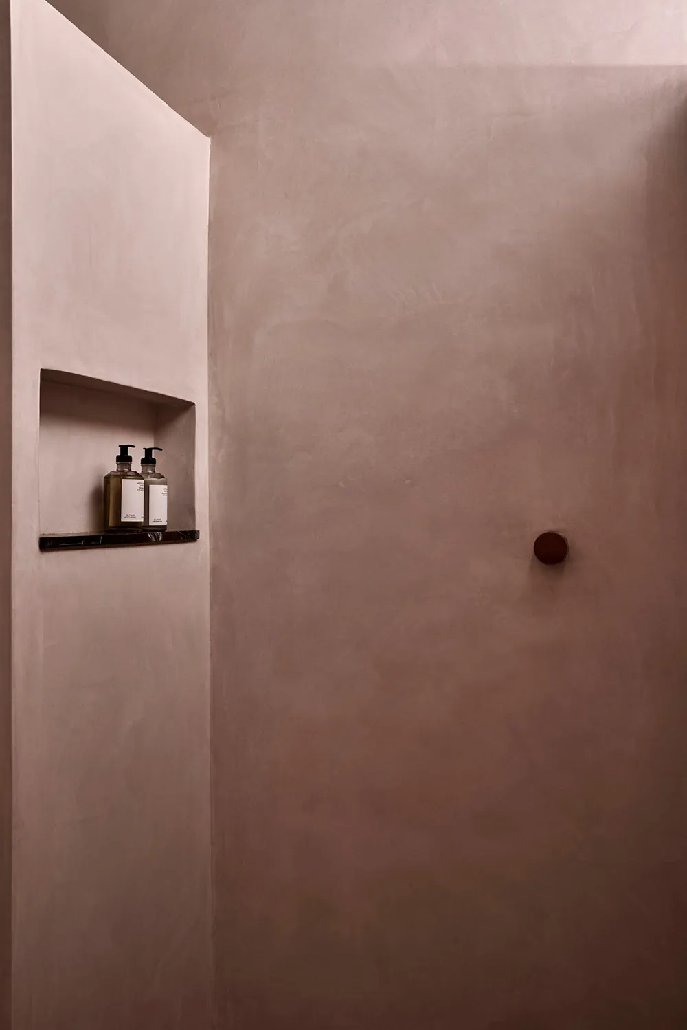 Abstract painting and monochromatic palette in the design of one of the first lofts in Sydney - 15