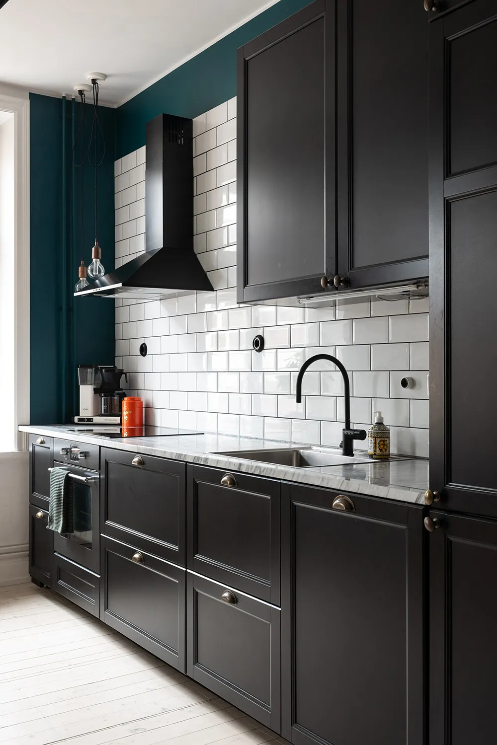 Голубые стены и современное искусство: красочная квартира в Стокгольме (54 кв. м) - Gallery image 17