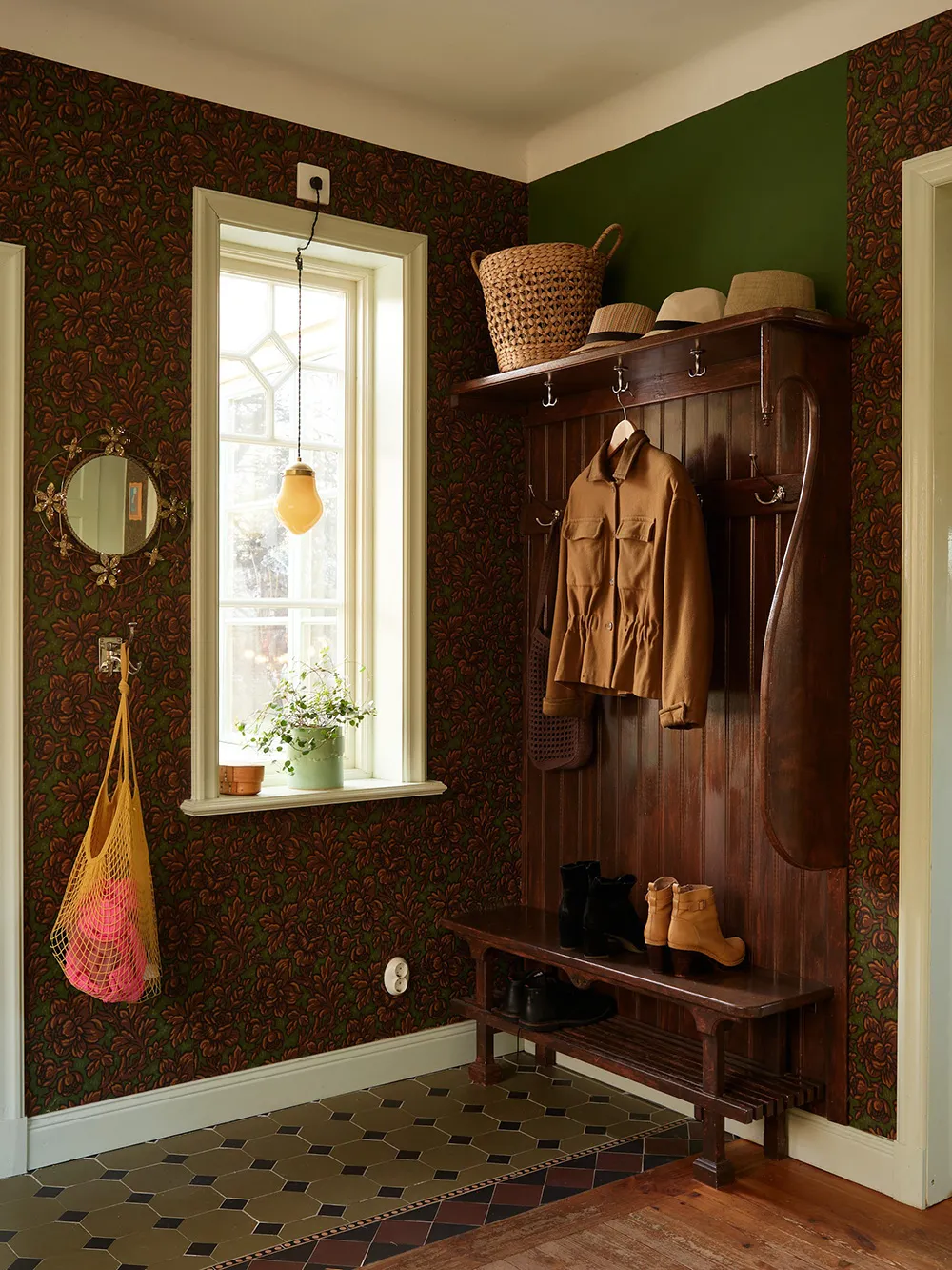 Hermosas paredes florales y estampados vibrantes: una encantadora casa de campo sueca - Gallery image 19