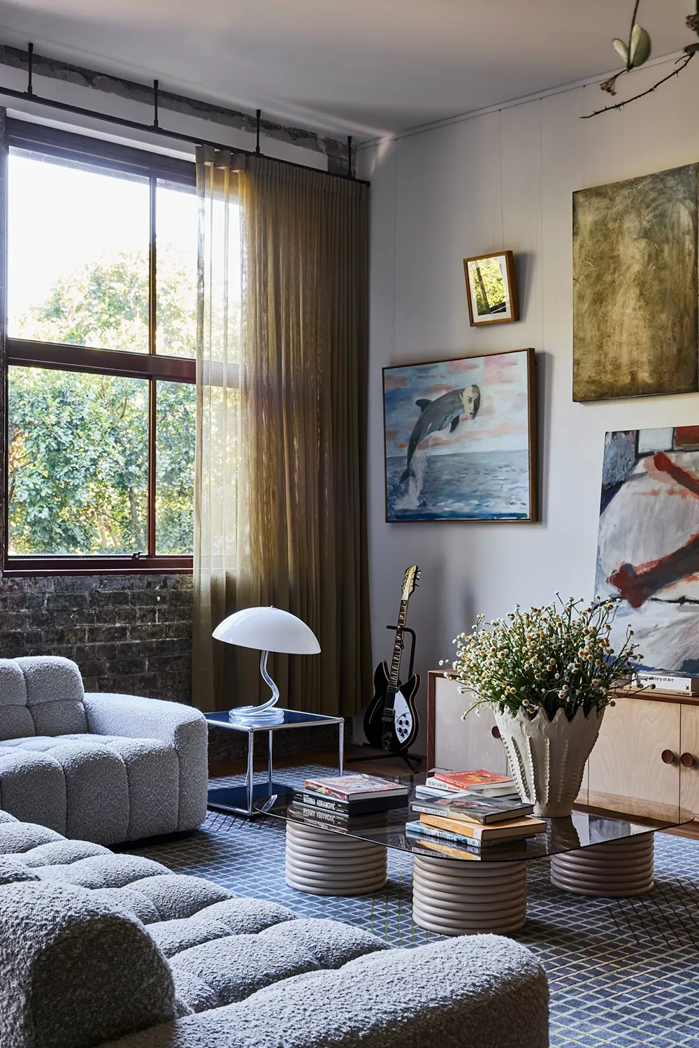 Abstract painting and monochromatic palette in the design of one of the first lofts in Sydney - 2