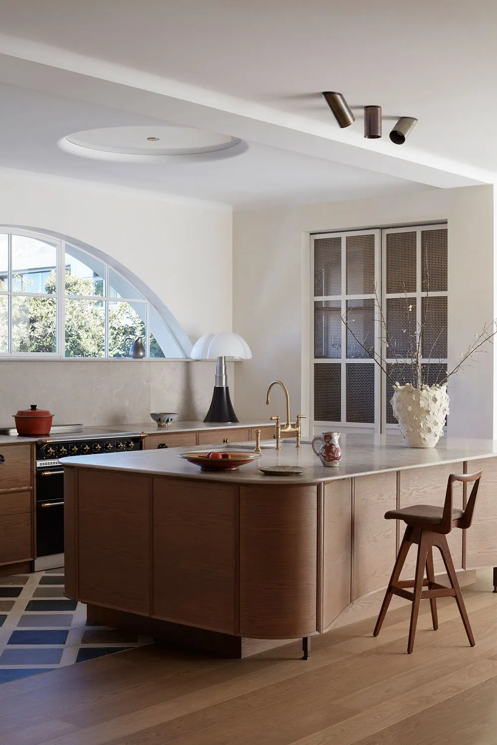 Spokojny nowoczesny интерьер w Sydney z arkami i kolumnami - Gallery image 7