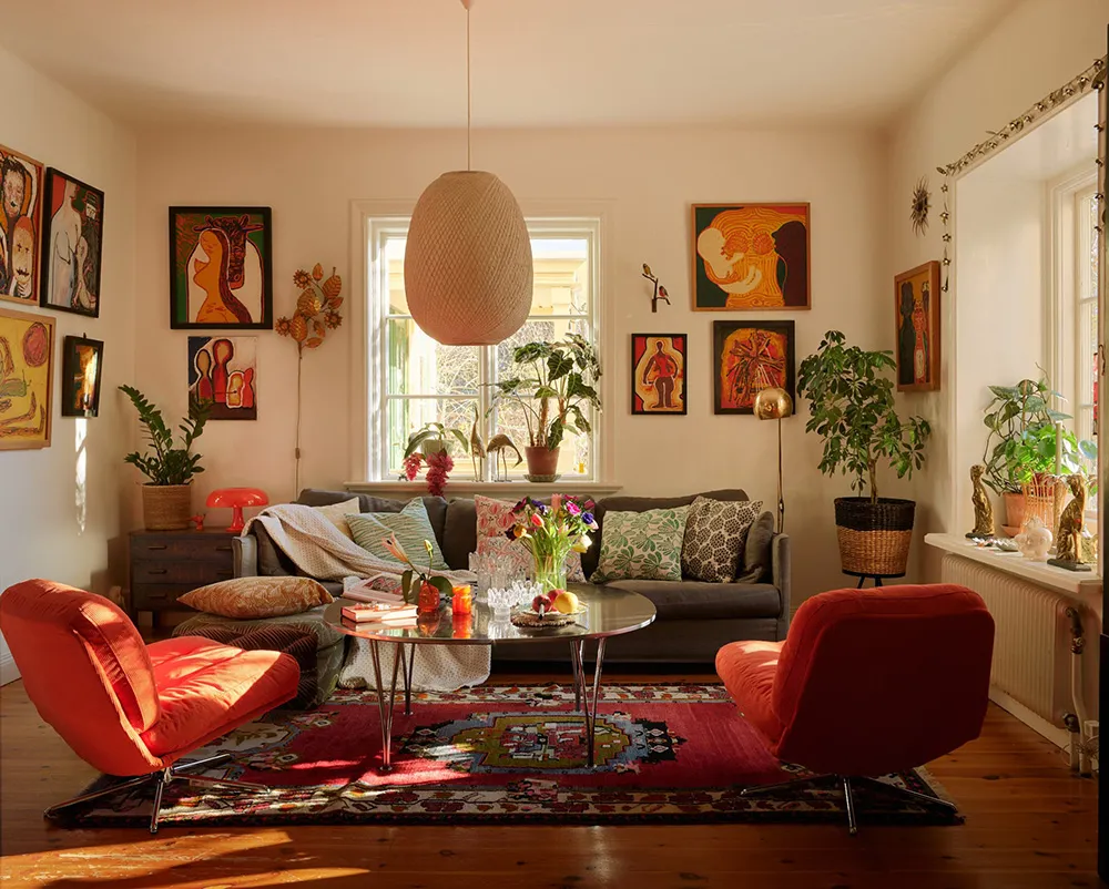 Hermosas paredes florales y estampados vibrantes: una encantadora casa de campo sueca - Gallery image 12