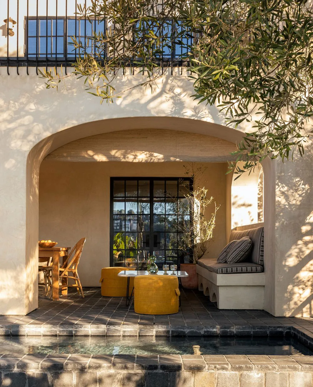 Много дерева и интересные принты: яркий интерьер красивого дома в стиле Тюдор - Gallery image 1