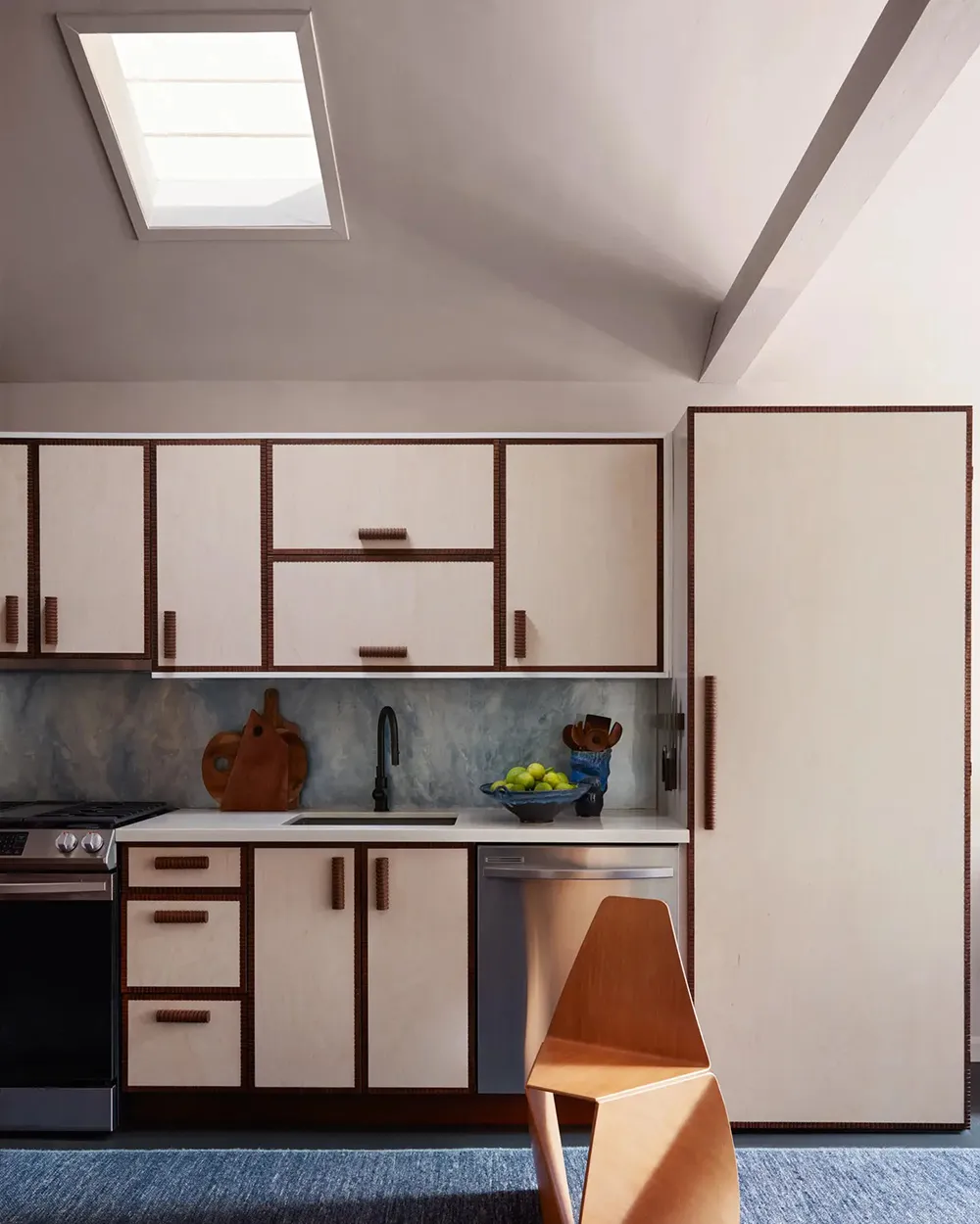 Interiores eclécticos brillantes de un bungalow azul en California - Gallery image 13