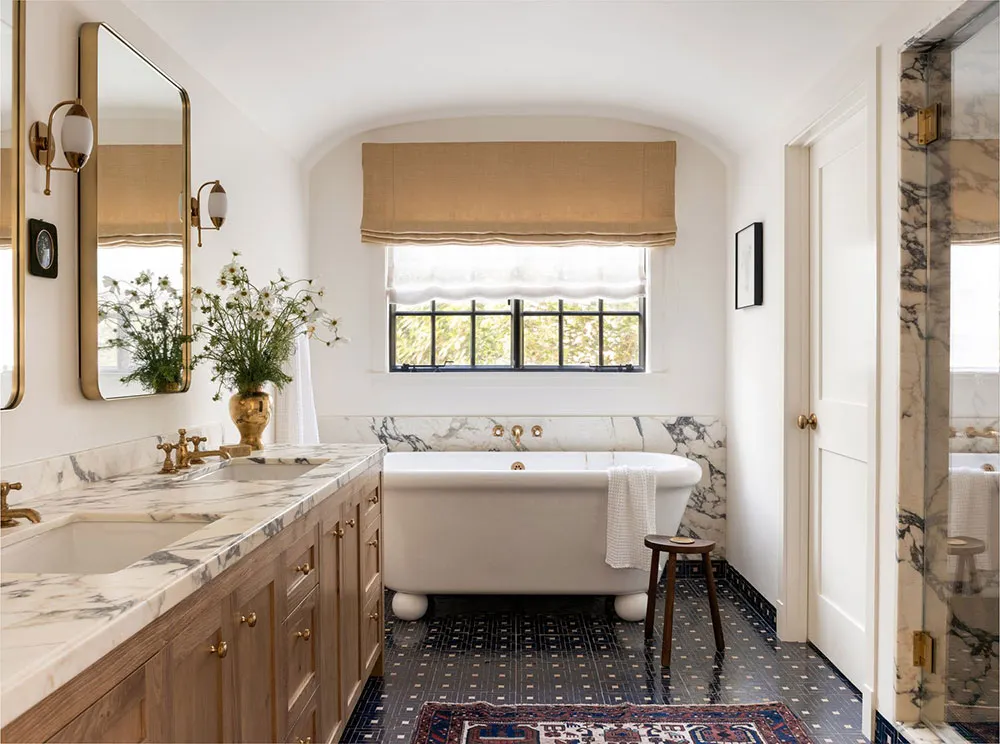 Много дерева и интересные принты: яркий интерьер красивого дома в стиле Тюдор - Gallery image 16