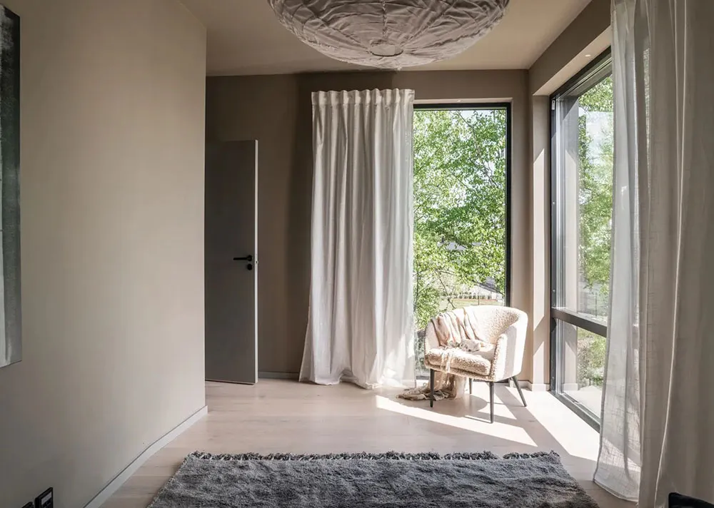 Mar de luz natural y diseño moderno: cabaña en el bosque en Suecia - Gallery image 16