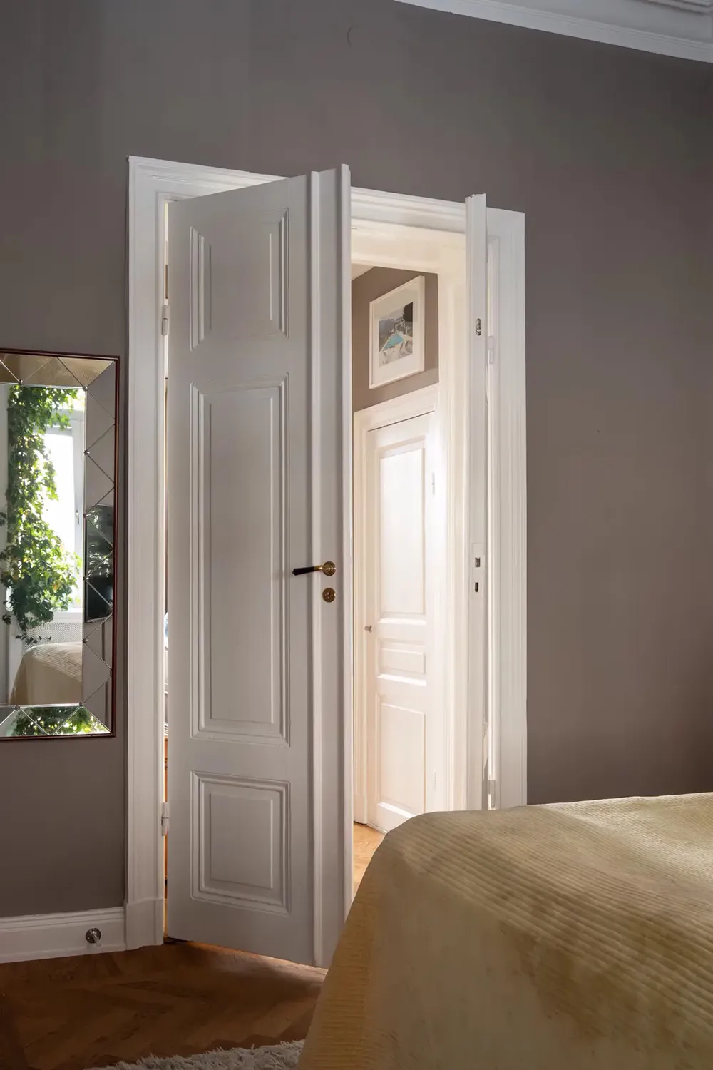 Ventanas arqueadas con plantas trepadoras: un interior inusual en Estocolmo - Gallery image 16