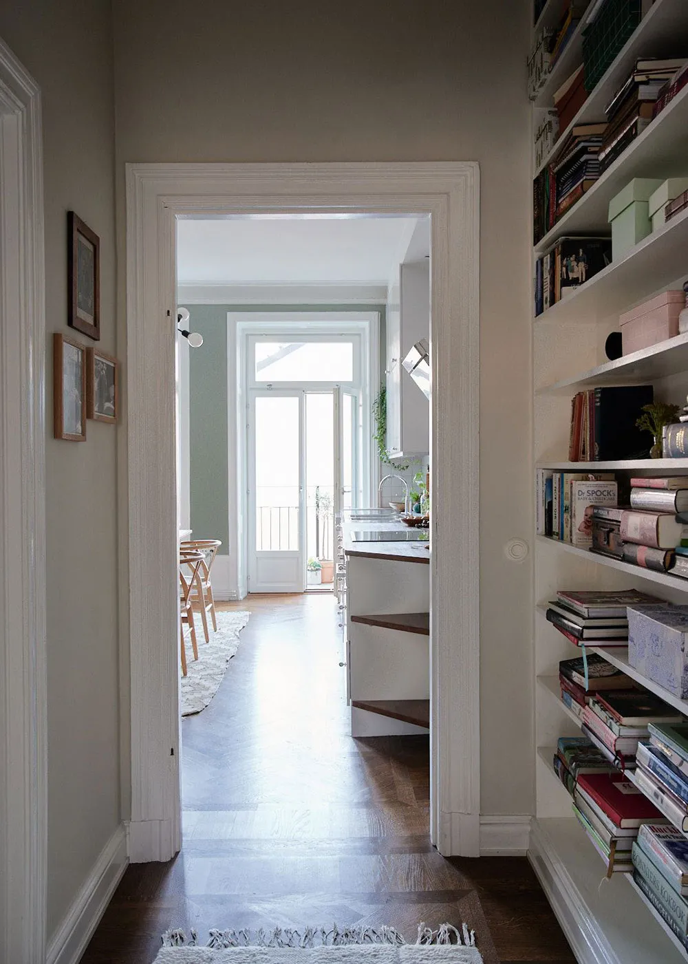 Прекрасна скандинавська квартира з зеленими стінами та ретро-деталями - Gallery image 32