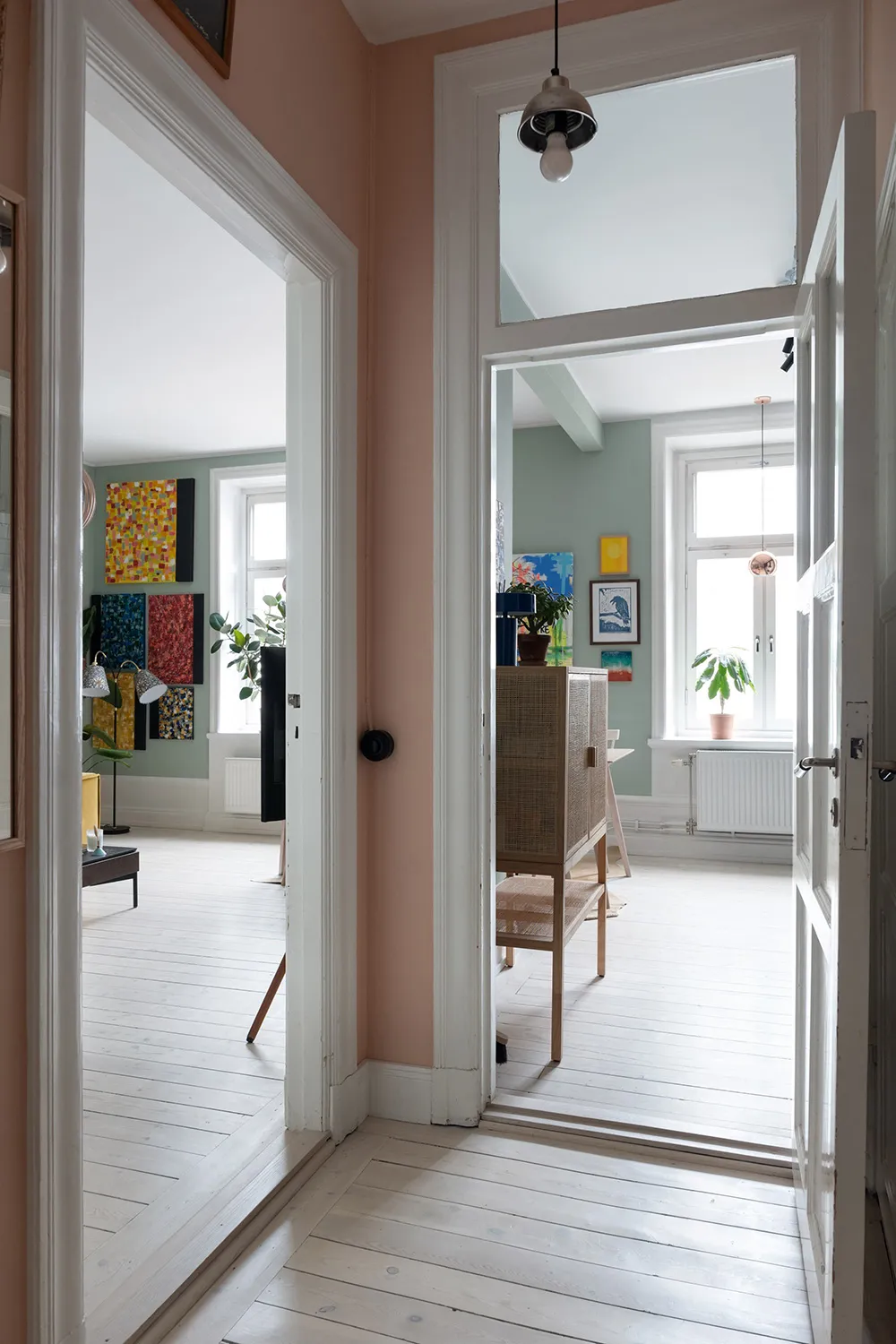 Голубые стены и современное искусство: красочная квартира в Стокгольме (54 кв. м) - Gallery image 21