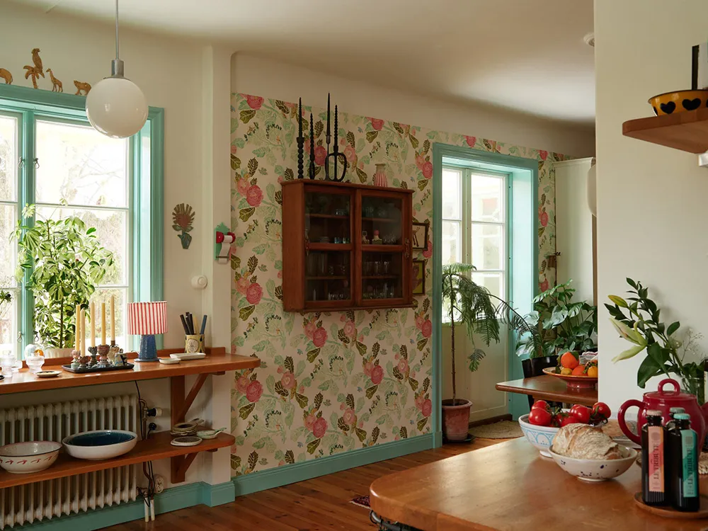 Hermosas paredes florales y estampados vibrantes: una encantadora casa de campo sueca - Gallery image 5