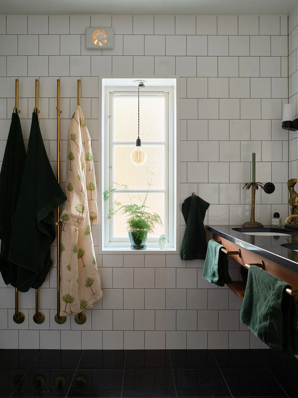 Hermosas paredes florales y estampados vibrantes: una encantadora casa de campo sueca - Gallery image 21