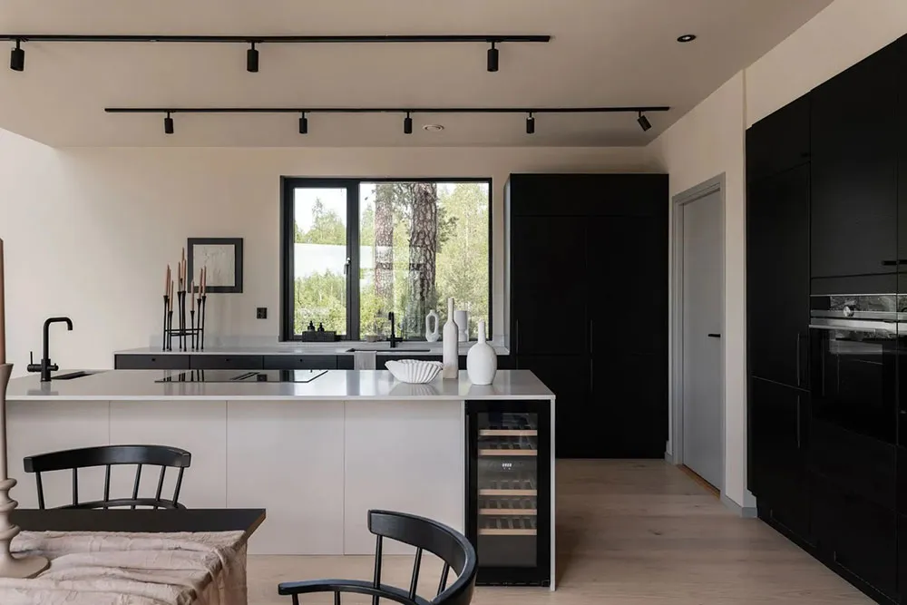 Mar de luz natural y diseño moderno: cabaña en el bosque en Suecia - Gallery image 10