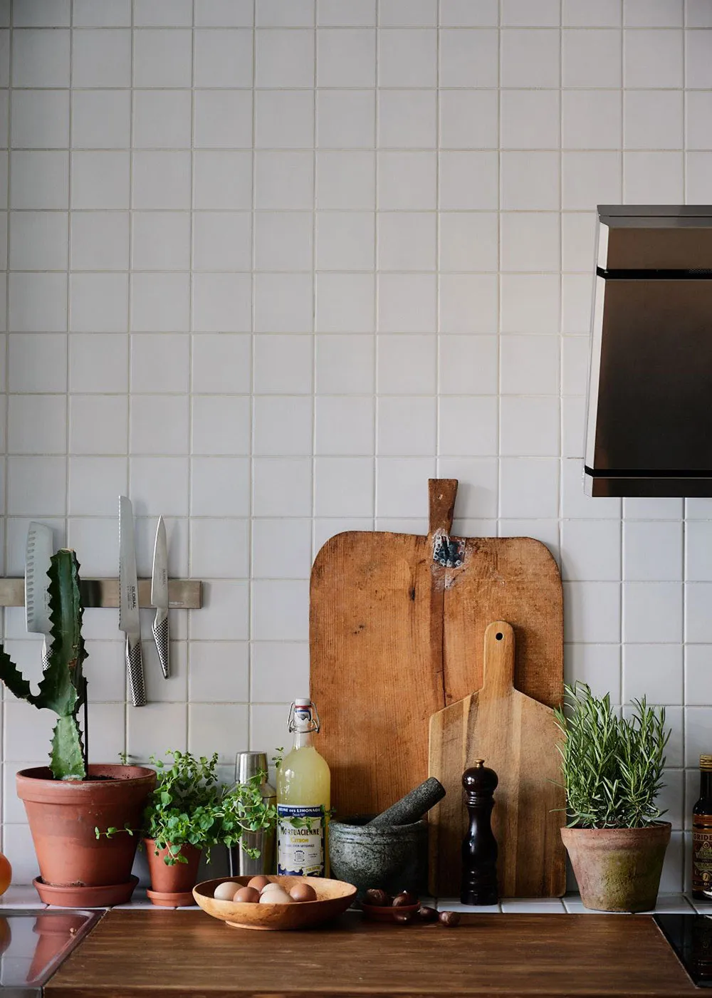 Прекрасна скандинавська квартира з зеленими стінами та ретро-деталями - Gallery image 11