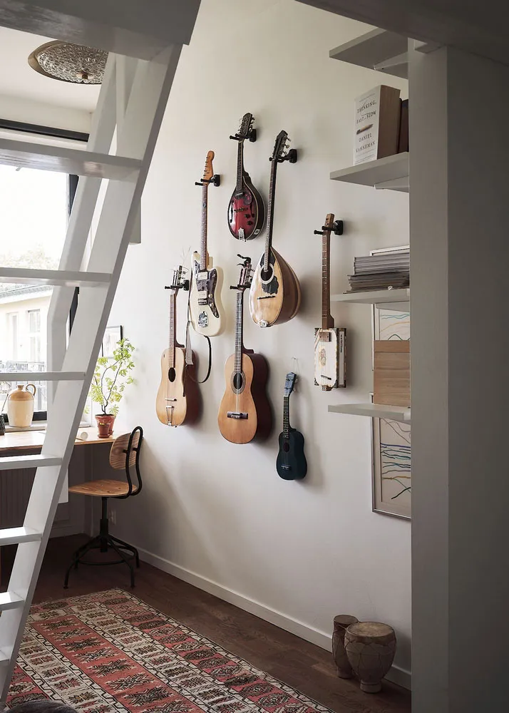 Живые растения, штукатурка на стенах и черная спальня: живой лофт в Стокгольме - Gallery image 19