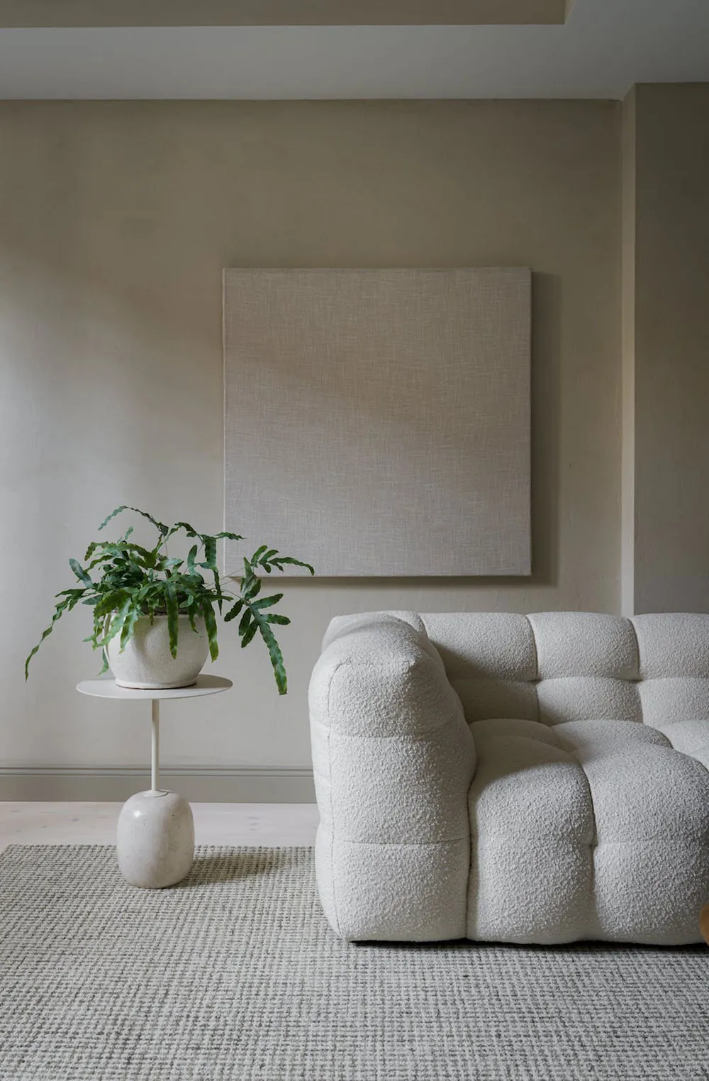 Schöner monochromer Interior in zwei Ebenen in Stockholm - 3