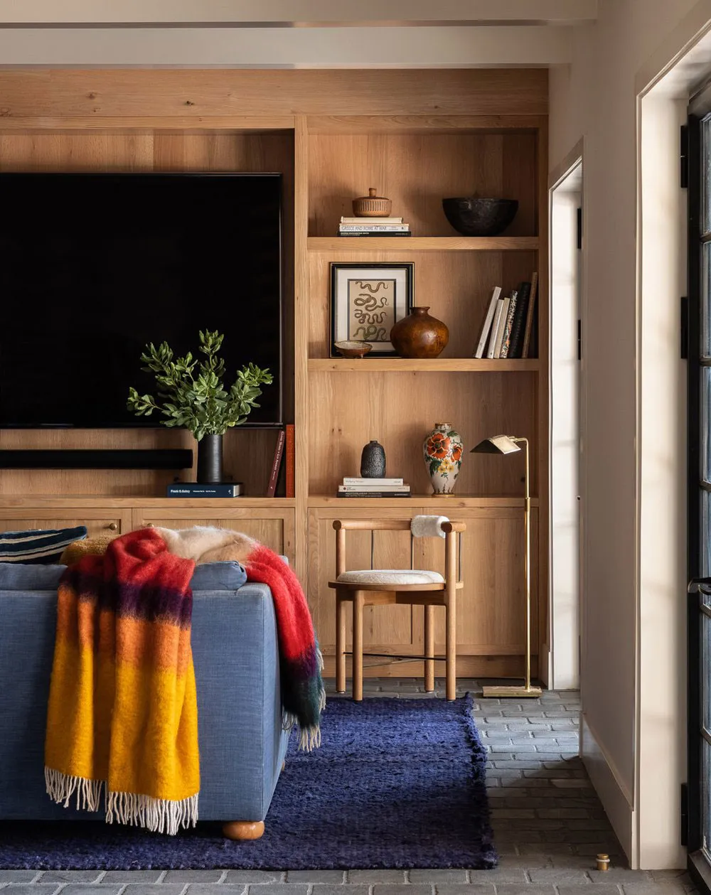 Много дерева и интересные принты: яркий интерьер красивого дома в стиле Тюдор - Gallery image 17