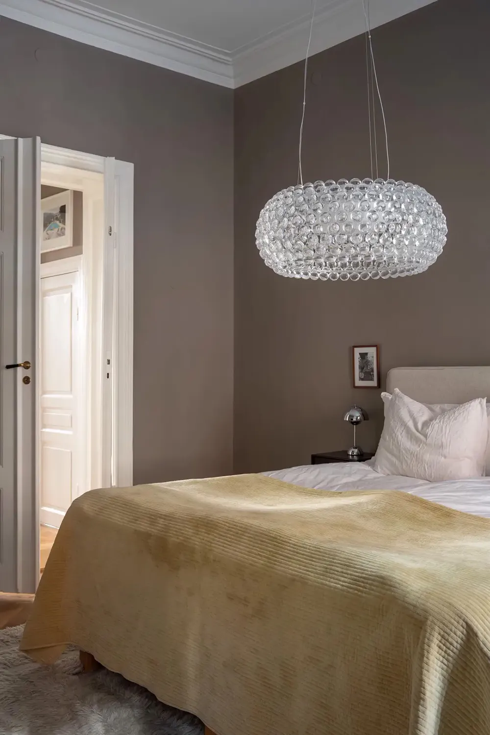 Ventanas arqueadas con plantas trepadoras: un interior inusual en Estocolmo - Gallery image 13