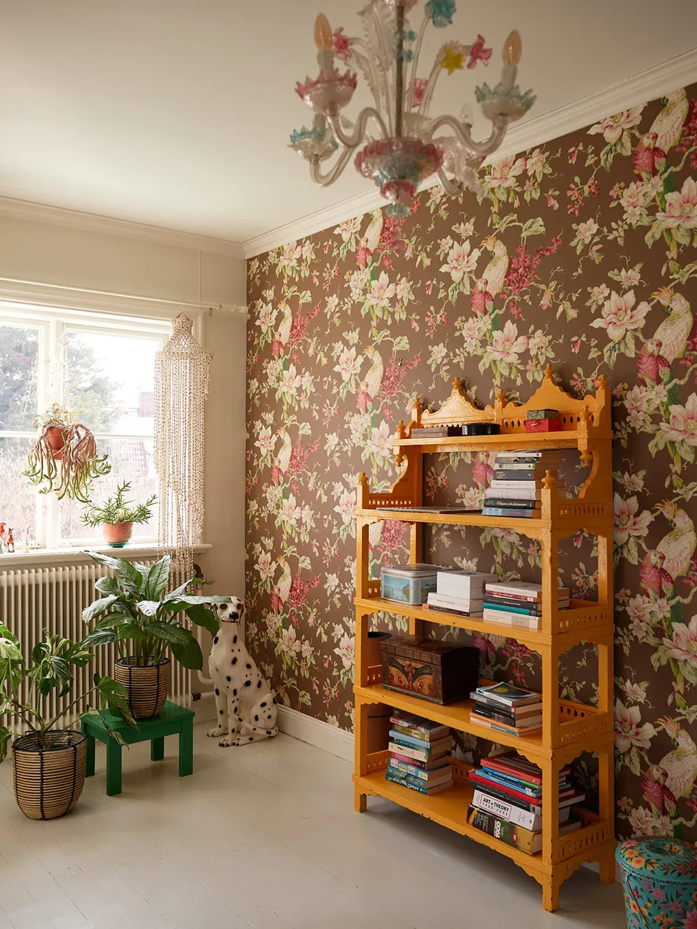 Hermosas paredes florales y estampados vibrantes: una encantadora casa de campo sueca - Gallery image 29