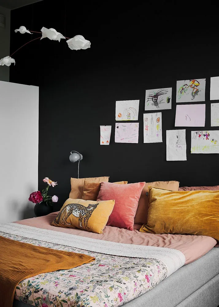 Живые растения, штукатурка на стенах и черная спальня: живой лофт в Стокгольме - Gallery image 15