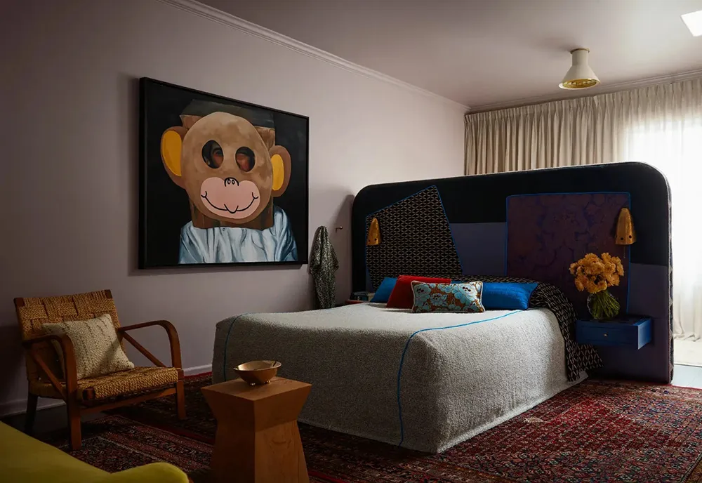 Interiores eclécticos brillantes de un bungalow azul en California - Gallery image 10