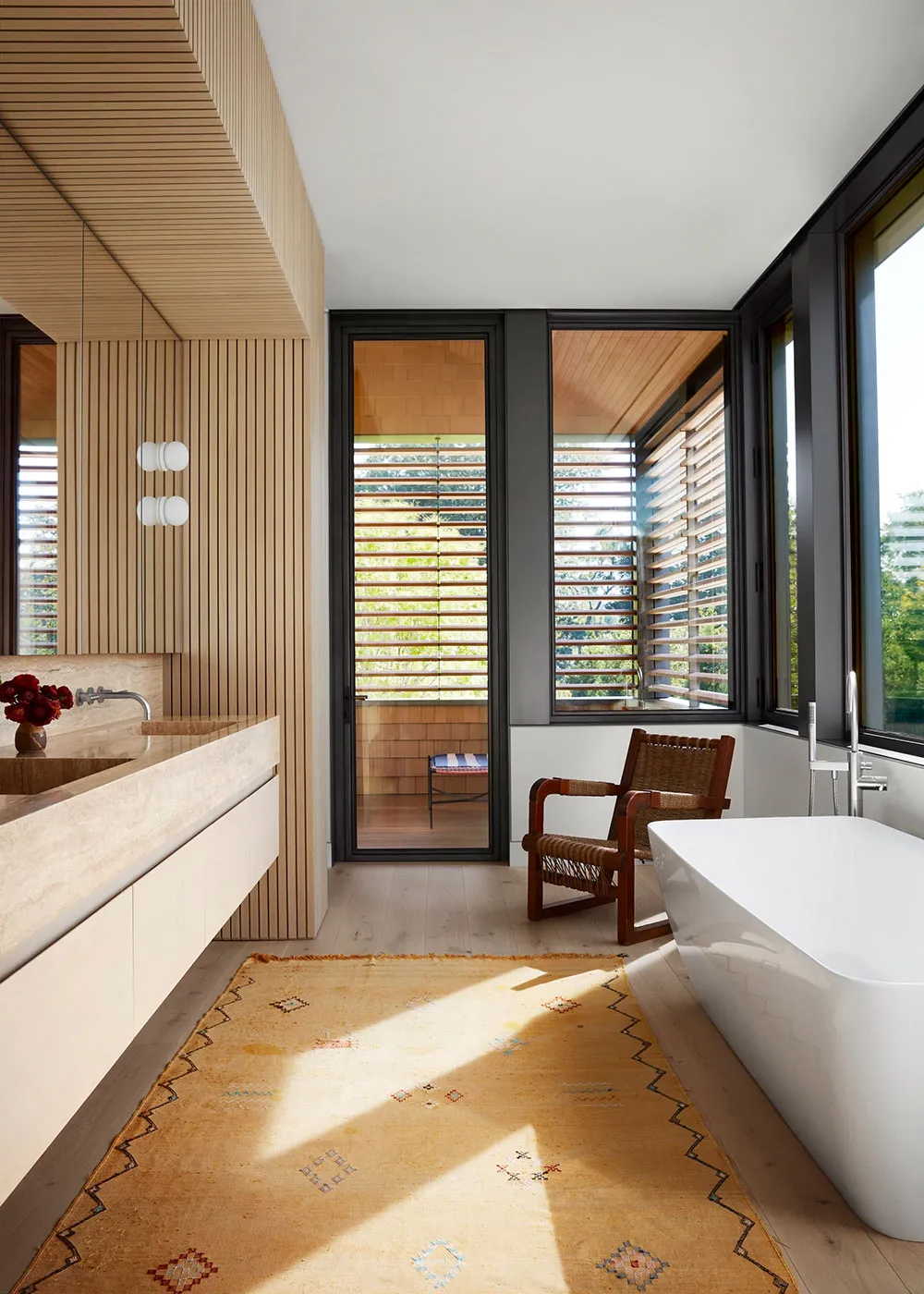 Un mélange audacieux de styles dans le design d'une maison familiale de vacances sur Long Island - Gallery image 17