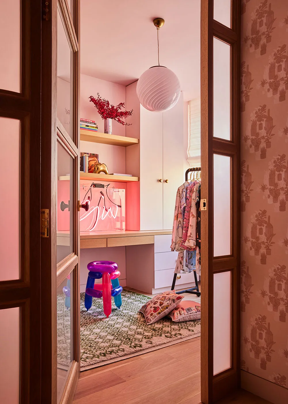 Intérieur lumineux, chaleureux et un peu glamour de l'appartement d'un designer à New York - Gallery image 11