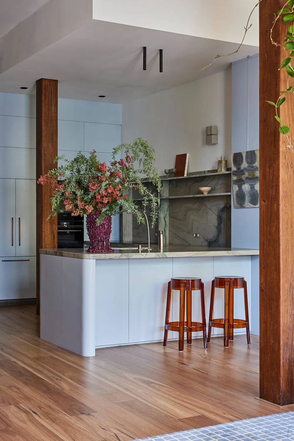 Abstract painting and monochromatic palette in the design of one of the first lofts in Sydney - 9
