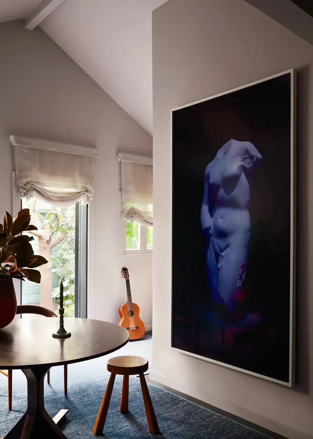 Interiores eclécticos brillantes de un bungalow azul en California - Gallery image 9