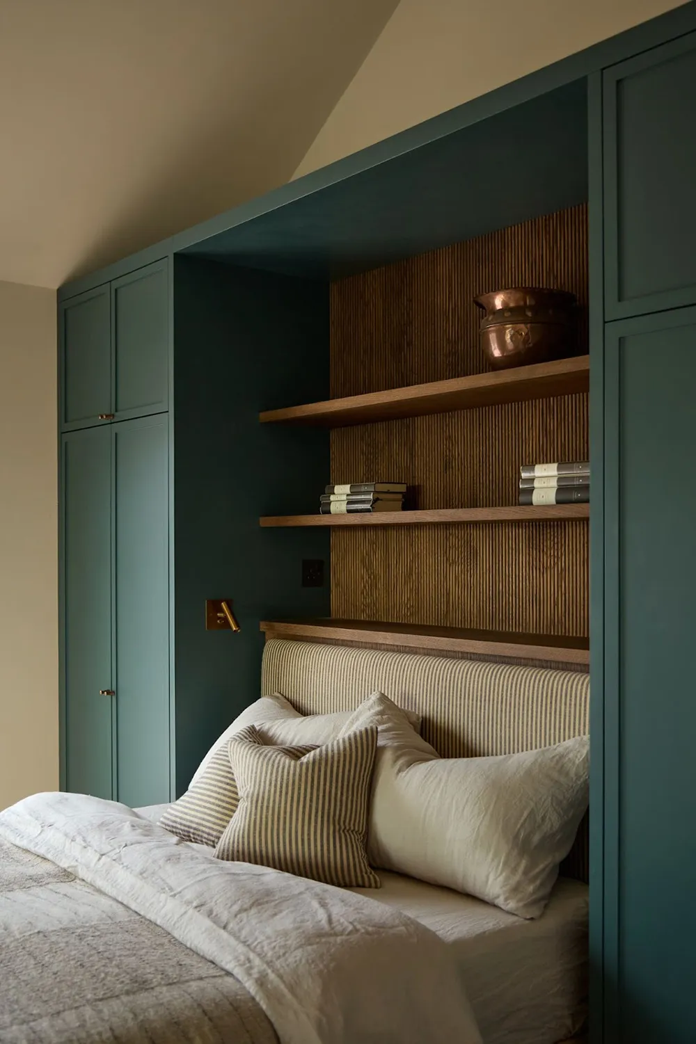 Тёплые скандинавские интерьеры дома на побережье в Англии - Gallery image 12