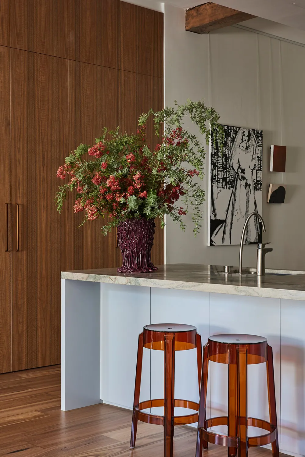 Abstract painting and monochromatic palette in the design of one of the first lofts in Sydney - 7