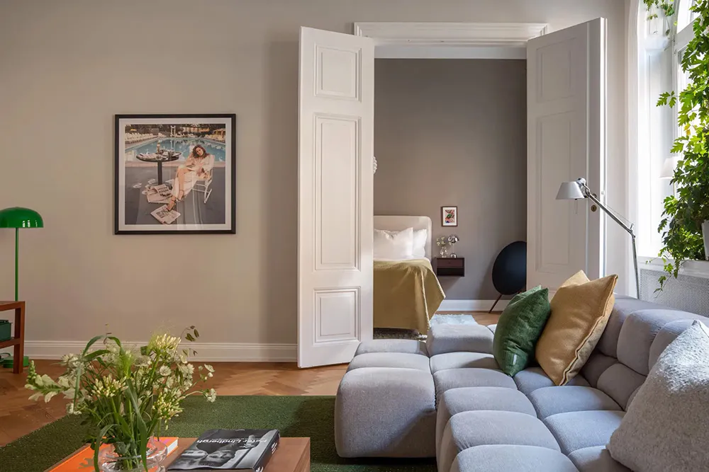 Ventanas arqueadas con plantas trepadoras: un interior inusual en Estocolmo - Gallery image 2