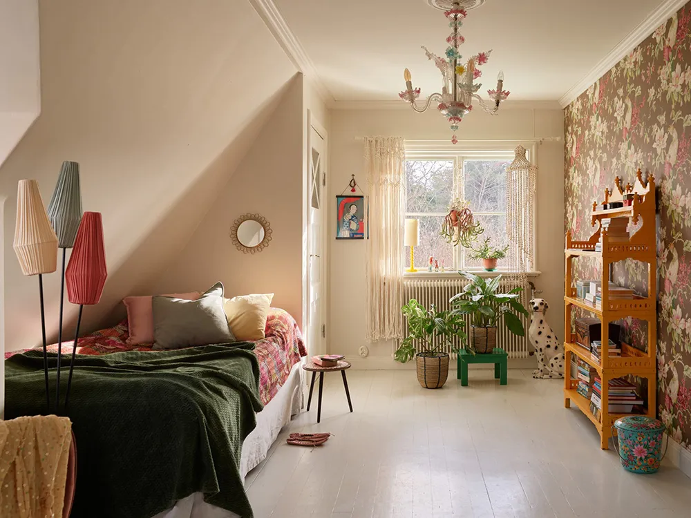 Hermosas paredes florales y estampados vibrantes: una encantadora casa de campo sueca - Gallery image 28