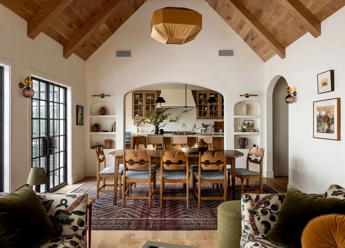 Много дерева и интересные принты: яркий интерьер красивого дома в стиле Тюдор - Gallery image 5