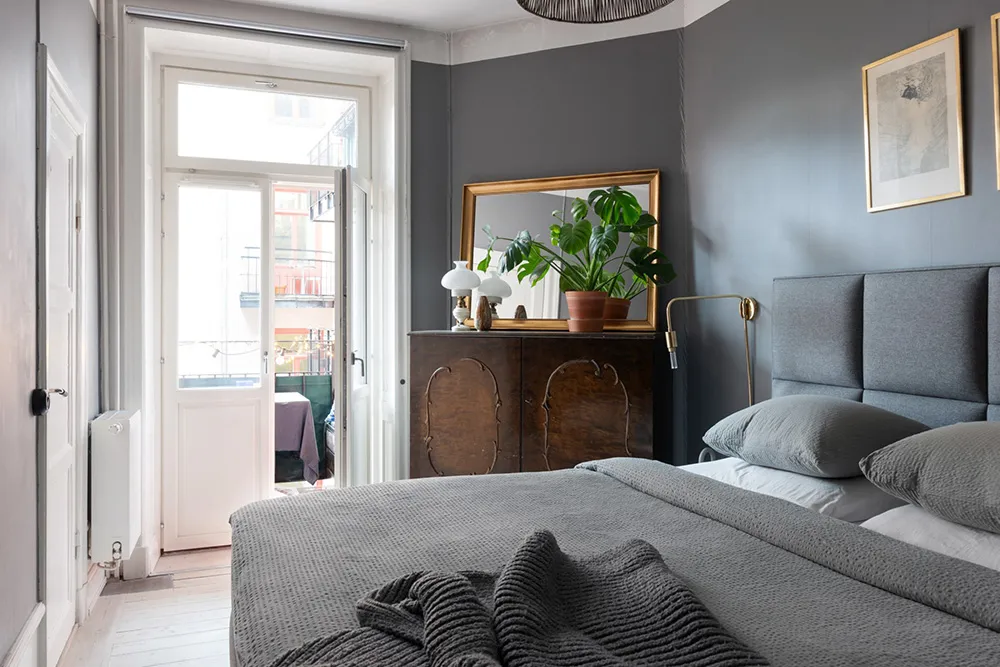 Голубые стены и современное искусство: красочная квартира в Стокгольме (54 кв. м) - Gallery image 23