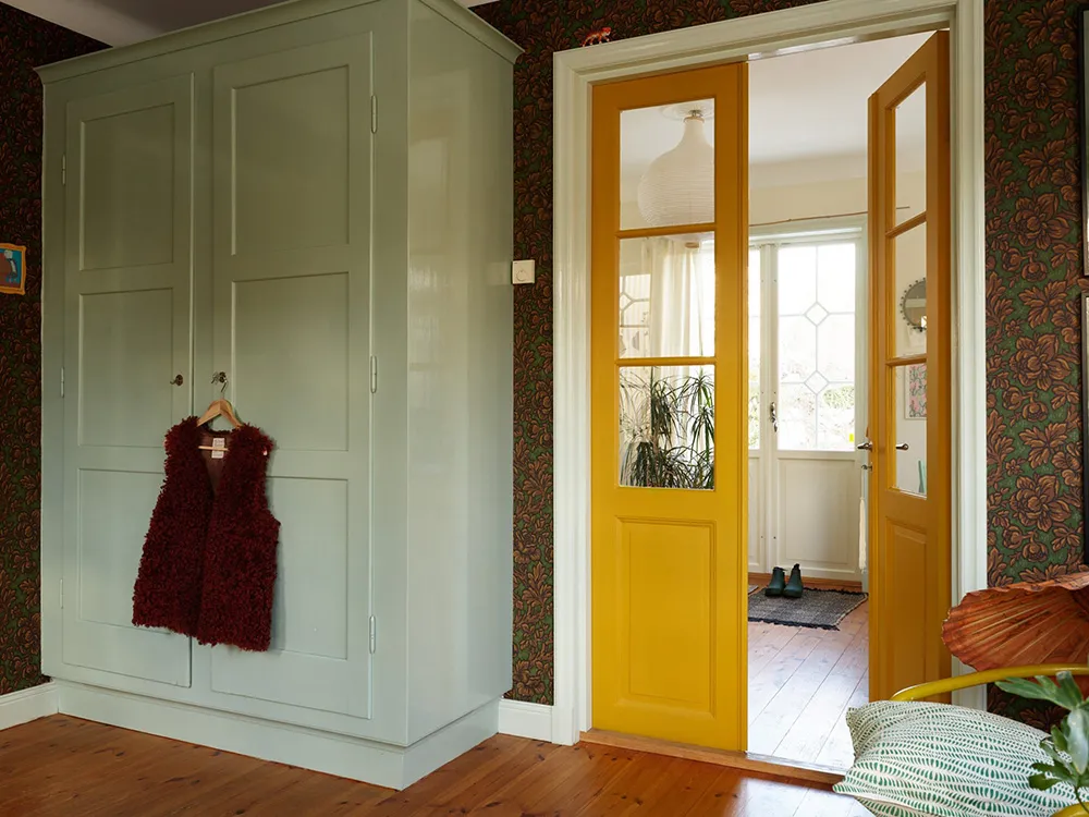 Hermosas paredes florales y estampados vibrantes: una encantadora casa de campo sueca - Gallery image 18