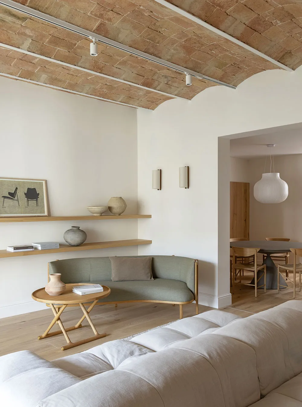 Своды и натуральный минимализм: умиротворяющий интерьер в Барселоне - Gallery image 1