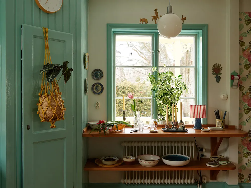 Hermosas paredes florales y estampados vibrantes: una encantadora casa de campo sueca - Gallery image 7