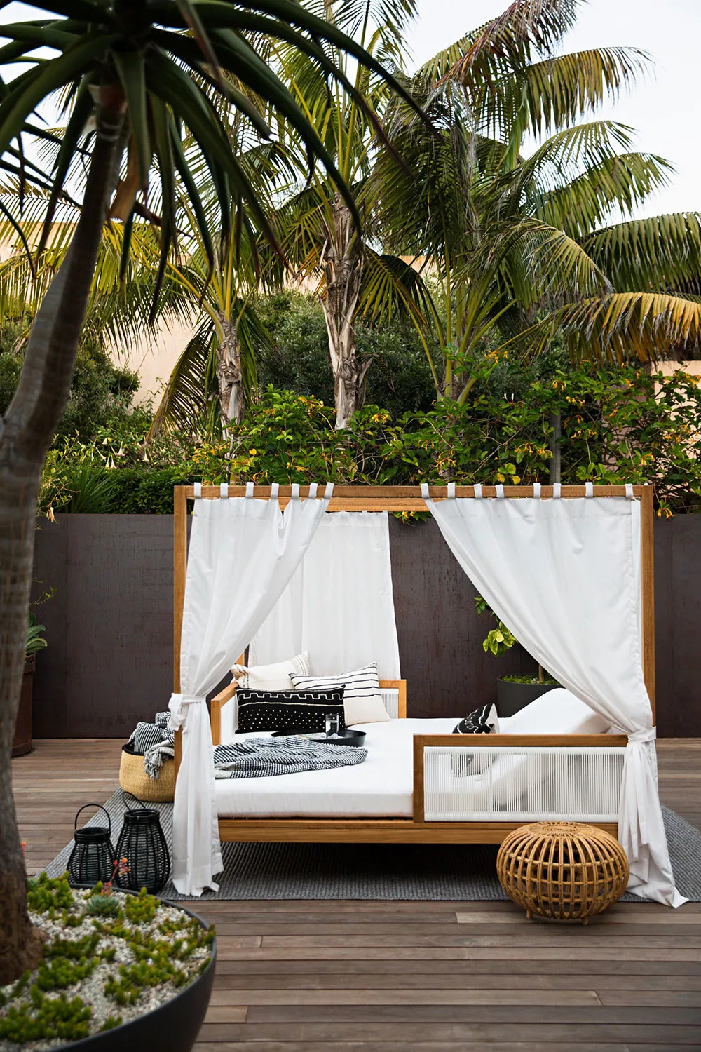 Bold Design for Life and Entertainment in Malibu - Gallery image 15