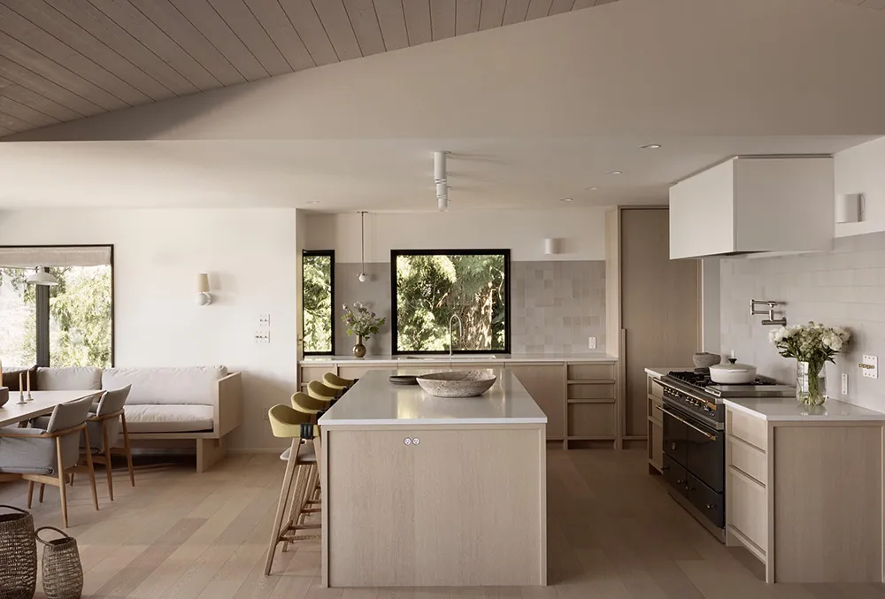 Diseño relajante de interior en la costa del océano en California - Gallery image 6